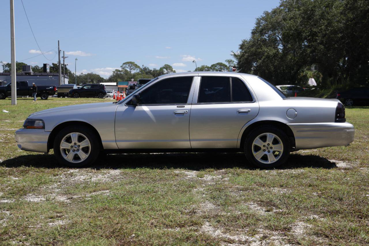 Used 2005 Ford Crown Victoria LX RWD image 3