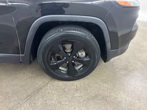 Used 2017 Jeep Cherokee Sport w/ Cold Weather Group AWD/4WD image 15