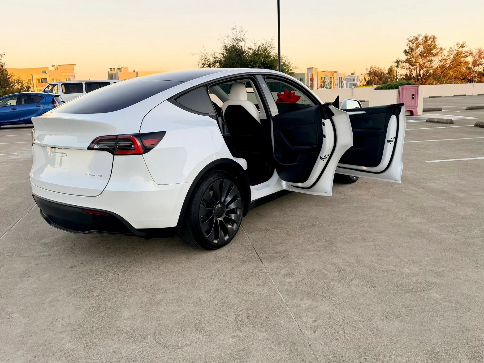 Used 2024 Tesla Model Y Long Range AWD/4WD image 36