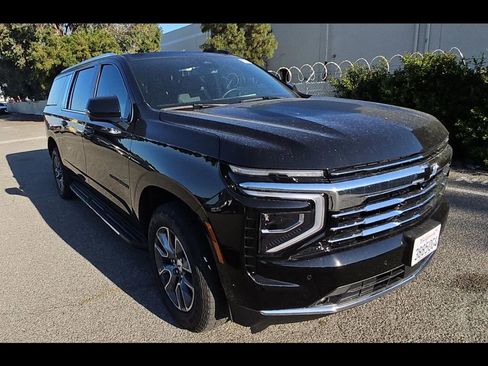 Used 2025 Chevrolet Suburban LT w/ Comfort Package RWD image 2
