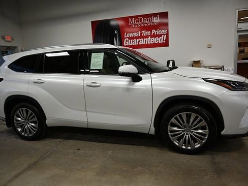 Used 2022 Toyota Highlander Platinum image 4