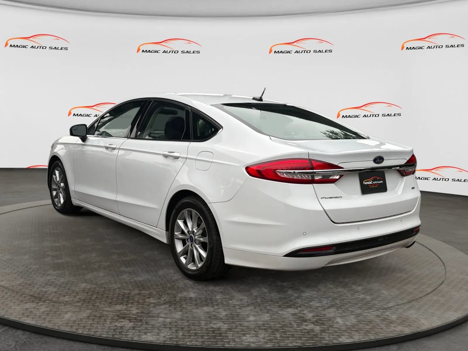 Used 2017 Ford Fusion SE w/ Fusion SE Technology Package FWD image 8