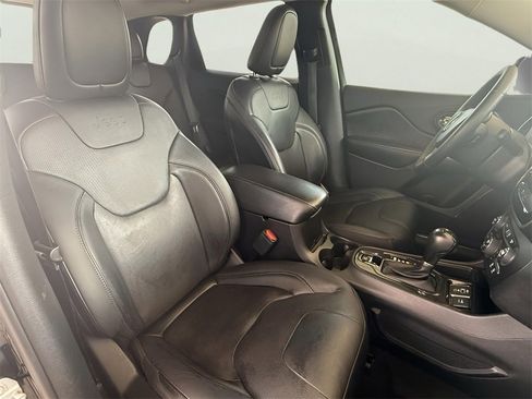 Used 2019 Jeep Cherokee Limited image 2