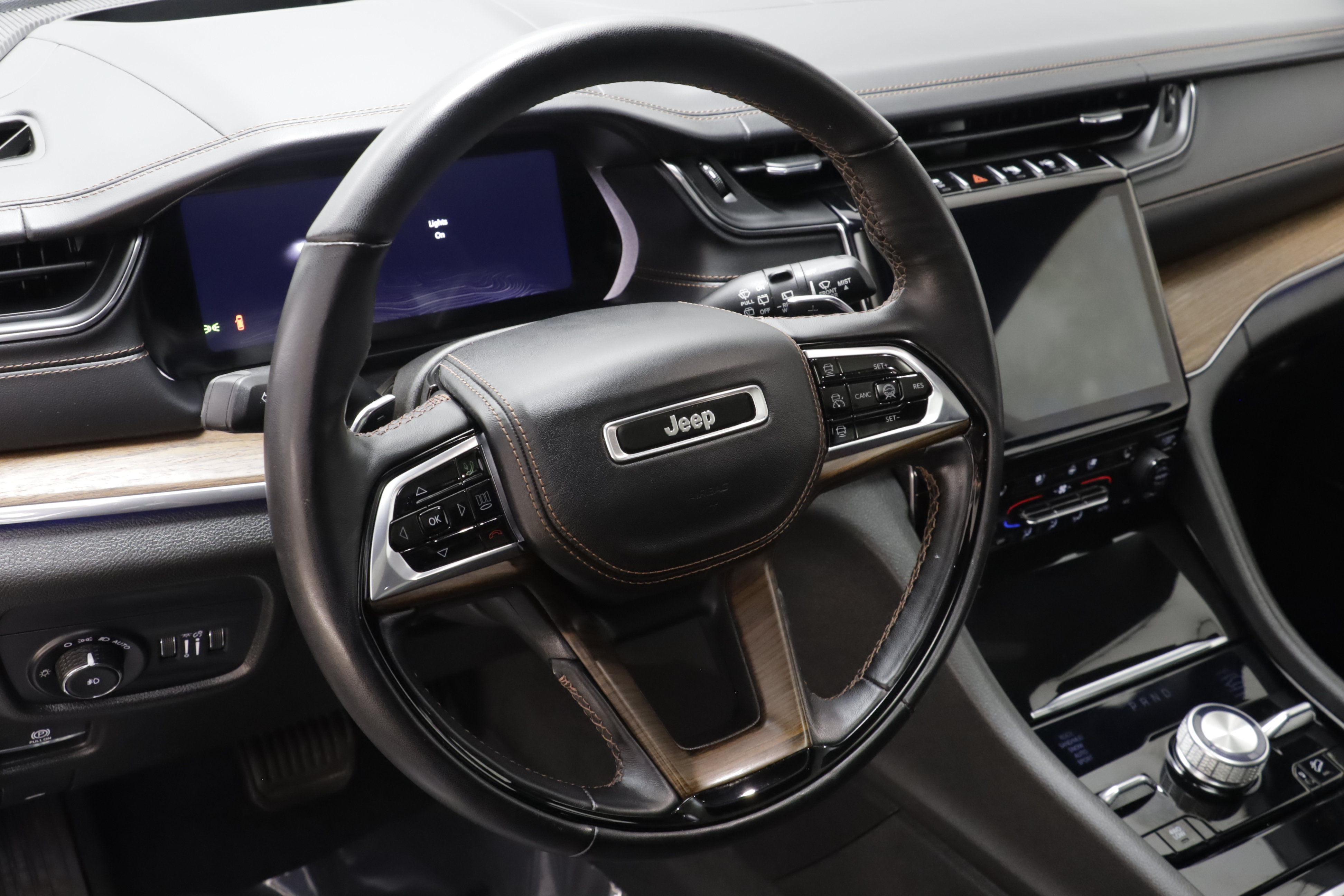 Used 2023 Jeep Grand Cherokee Summit w/ Adv Protech Group IV AWD/4WD image 8