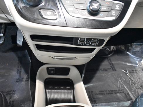 Used 2023 Chrysler Pacifica Touring-L FWD image 21
