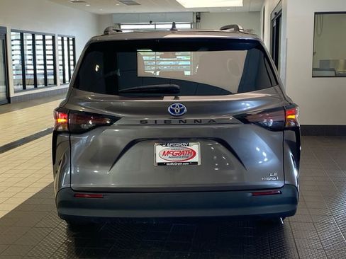 Used 2023 Toyota Sienna LE FWD image 5