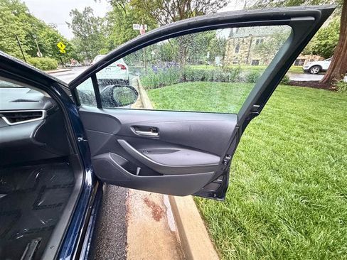 Used 2021 Toyota Corolla LE FWD image 32