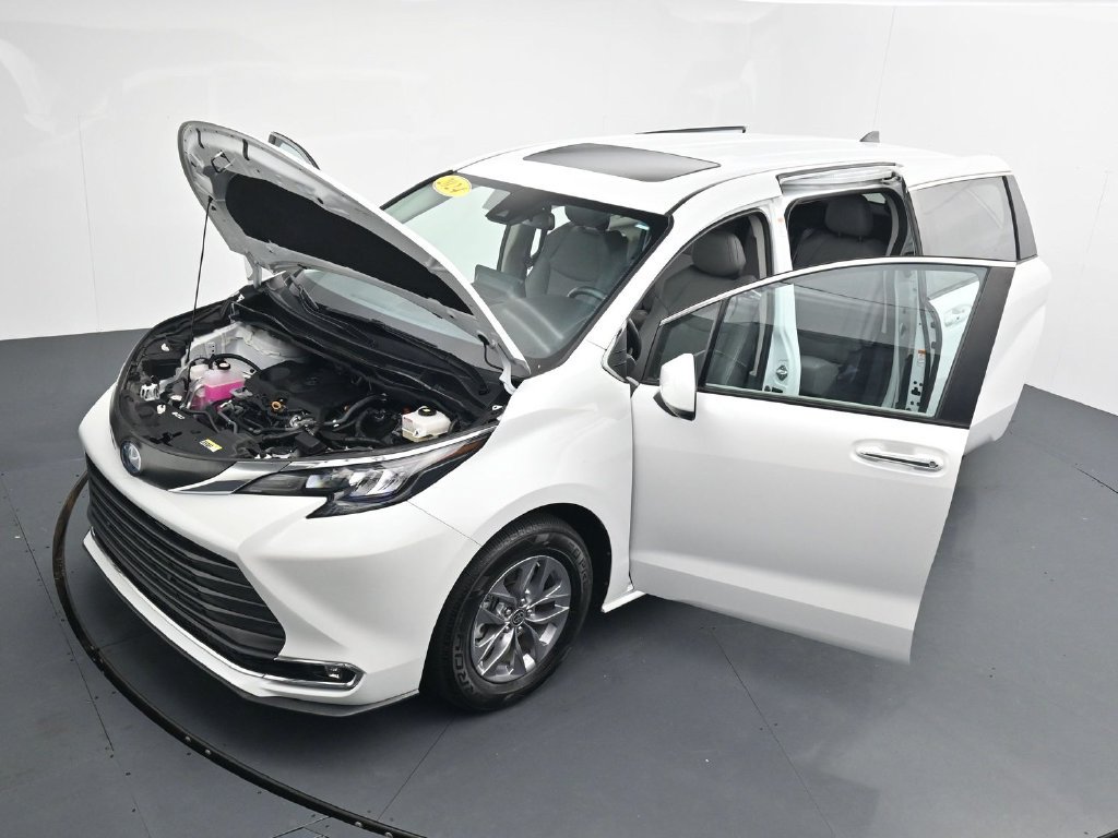 Used 2024 Toyota Sienna XLE FWD image 40