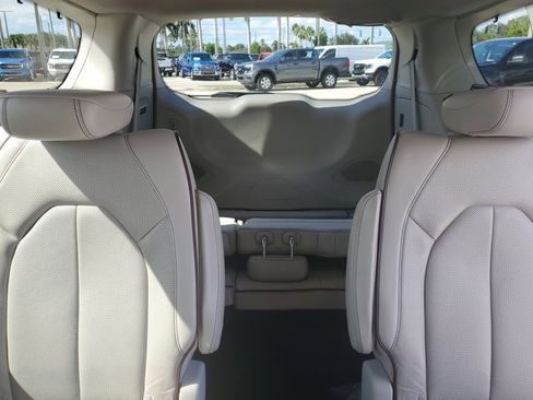 Used 2020 Chrysler Pacifica Limited image 18