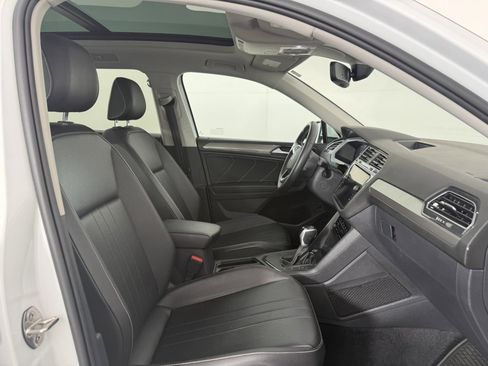 Used 2022 Volkswagen Tiguan SE w/ Panoramic Sunroof Package FWD image 10