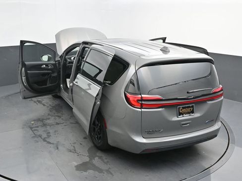 Used 2022 Chrysler Pacifica Limited w/ Uconnect Theater Family Group image 43