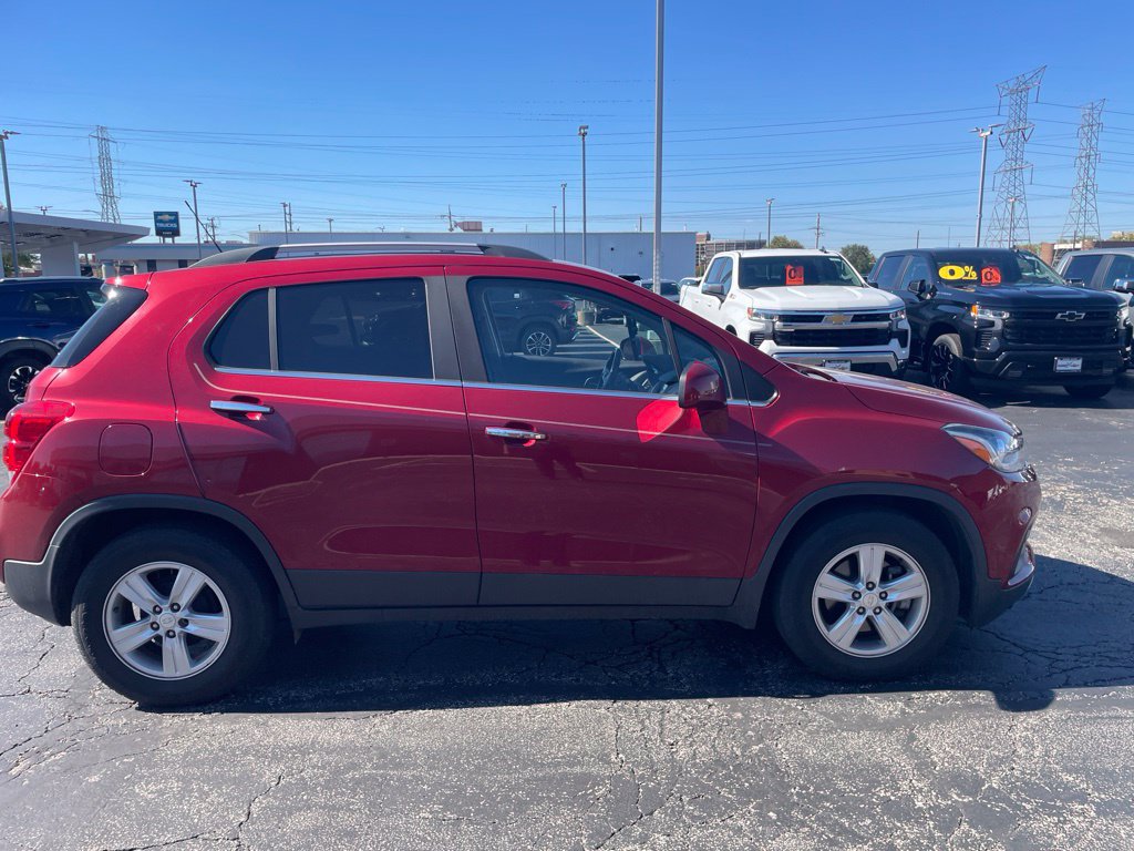 Used 2020 Chevrolet Trax LT w/ Sun & Sound Package FWD image 6