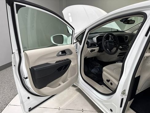Used 2017 Chrysler Pacifica Touring Plus FWD image 10