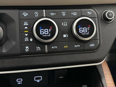 Used 2023 Land Rover Defender 110 SE image 30