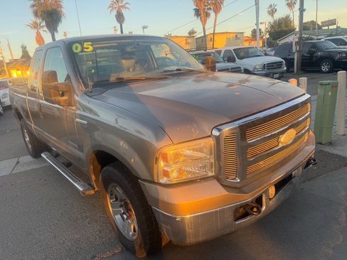 Used 2005 Ford F250 Lariat image 1