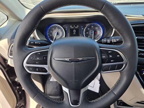 Used 2022 Chrysler Voyager LX FWD image 25