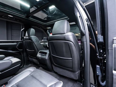 Used 2025 Cadillac Escalade ESV Premium Luxury RWD image 38