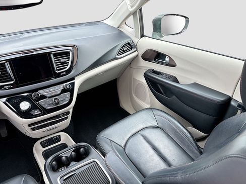 Used 2019 Chrysler Pacifica Touring-L Plus w/ Advanced Safetytec Group FWD image 22