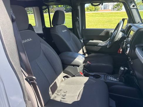Used 2016 Jeep Wrangler Unlimited Sahara w/ Connectivity Group AWD/4WD image 13