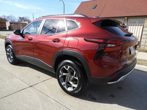 Used 2025 Chevrolet Trax LT w/ Driver Confidence Package FWD image 8