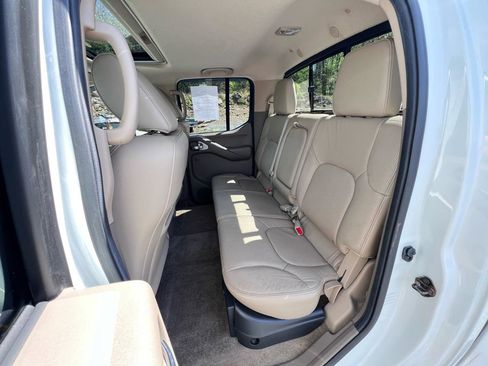 Used 2014 Nissan Frontier SL w/ SL Moonroof Package AWD/4WD image 21