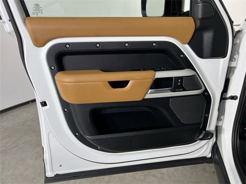 Used 2024 Land Rover Defender 110 SE image 22