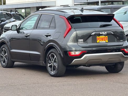 Used 2023 Kia Niro SX image 6