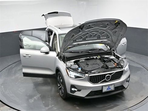 Used 2023 Volvo XC40 B5 Plus w/ Climate Package image 41