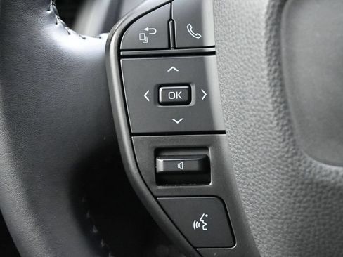 Used 2023 Toyota Prius LE FWD image 6