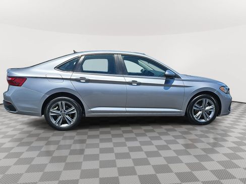 Used 2024 Volkswagen Jetta SE FWD image 4