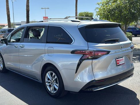 Used 2022 Toyota Sienna Limited FWD image 6