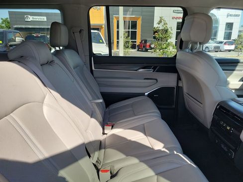 Used 2024 Jeep Wagoneer L Series II RWD image 35
