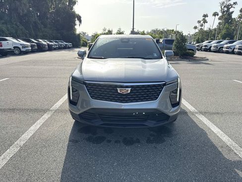Used 2024 Cadillac XT4 Luxury w/ Cold Weather Package FWD image 8