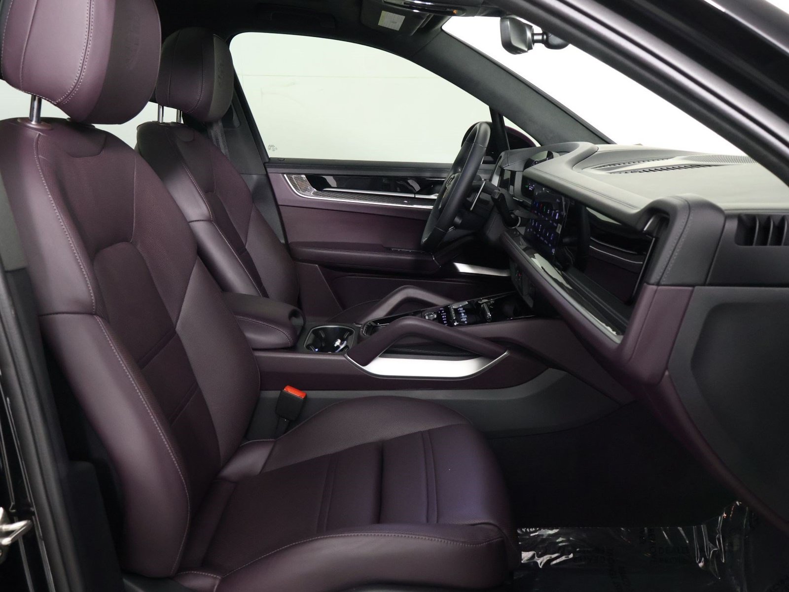 Certified 2025 Porsche Cayenne GTS AWD/4WD image 31