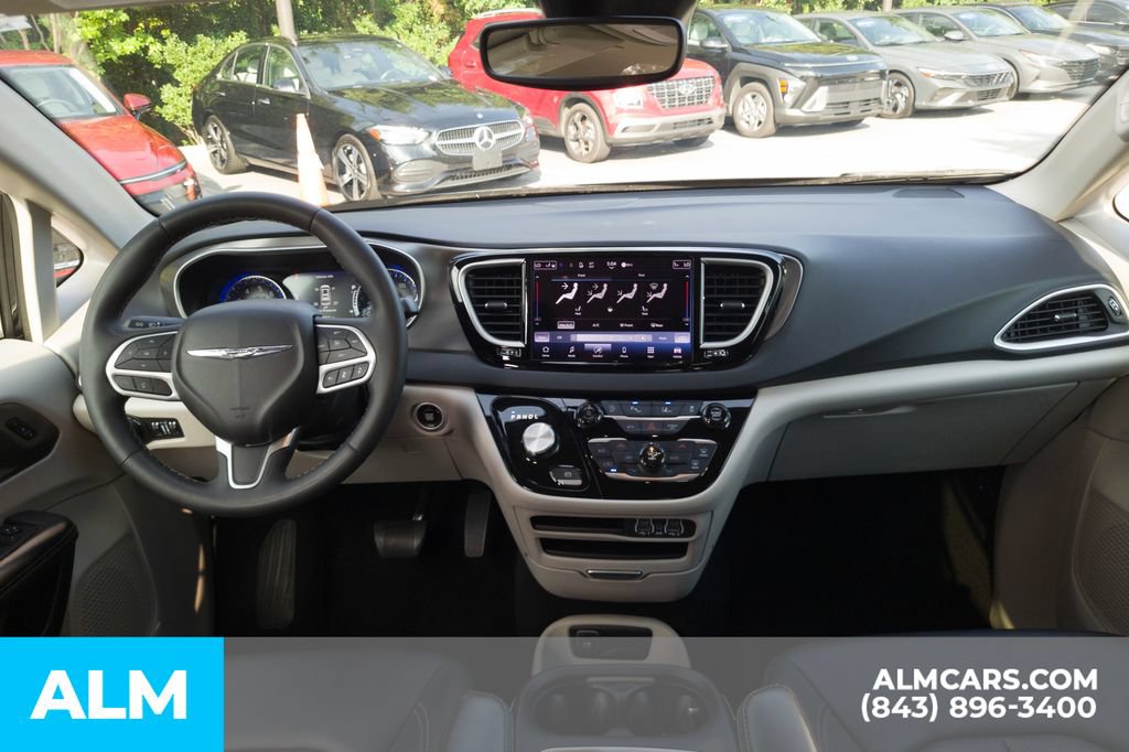 Used 2024 Chrysler Pacifica Touring-L FWD image 20