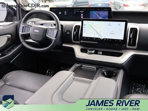 Used 2025 Ford Expedition Active AWD/4WD image 14