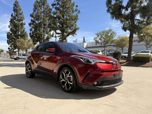 Used 2018 Toyota C-HR XLE FWD image 3