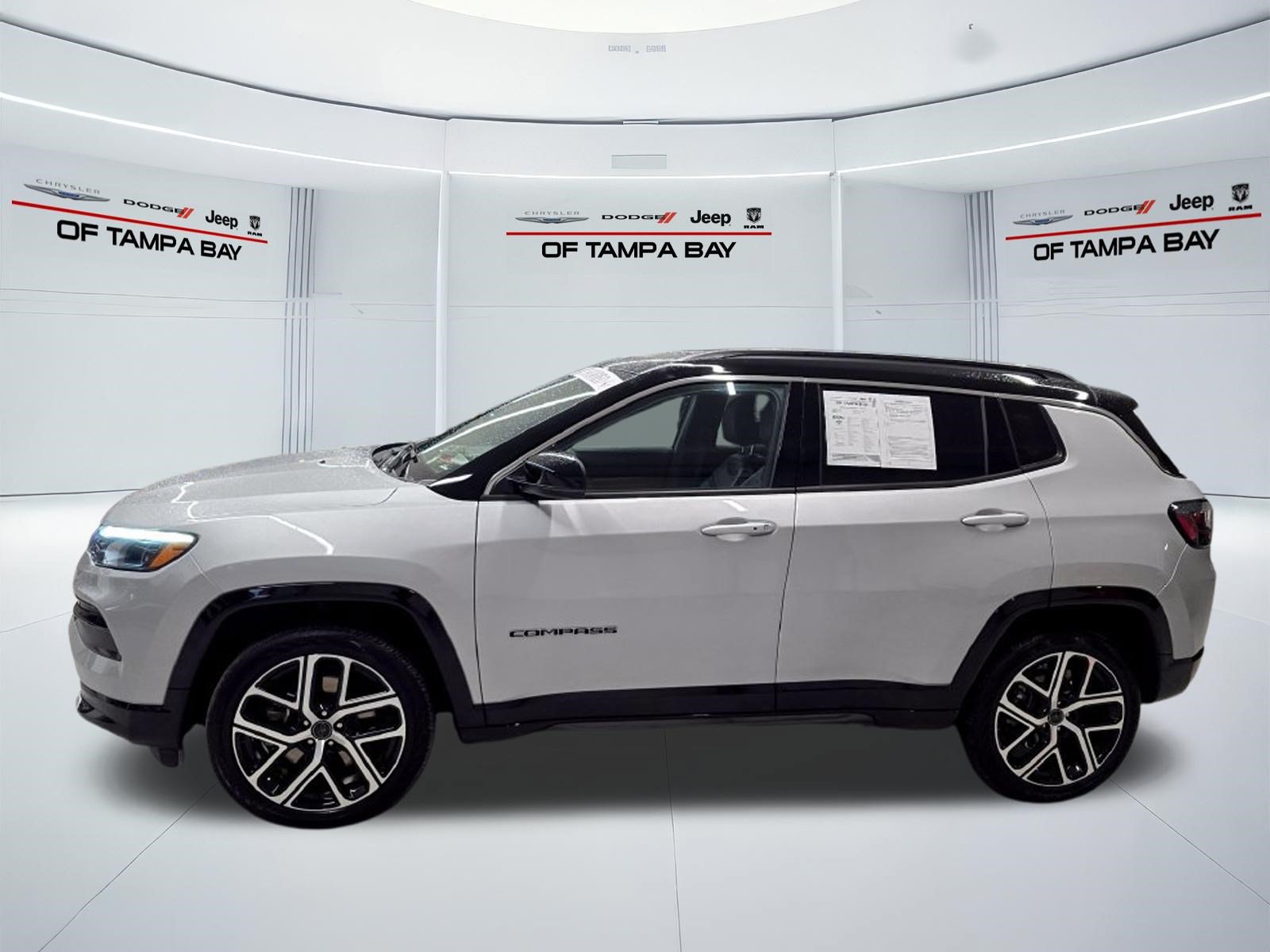Used 2025 Jeep Compass Limited w/ Elite Group AWD/4WD image 3