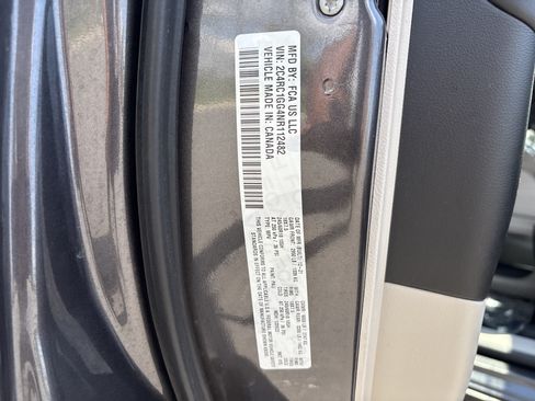 Used 2022 Chrysler Pacifica Limited FWD image 37