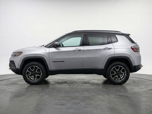 Used 2025 Jeep Compass Trailhawk image 5