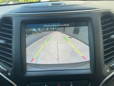 Used 2021 Jeep Cherokee Latitude Lux w/ Comfort/Convenience Group AWD/4WD image 3