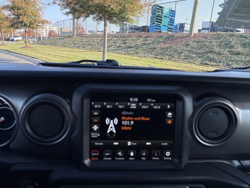 Certified 2023 Jeep Gladiator Willys image 28