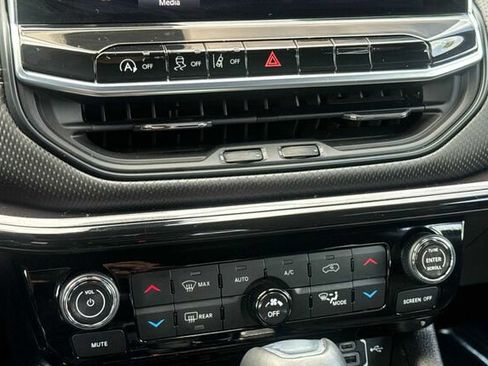 Used 2023 Jeep Compass Latitude w/ Sun and Sound Group AWD/4WD image 19
