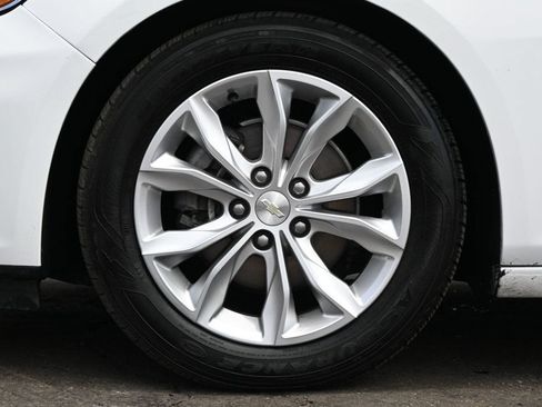 Used 2019 Chevrolet Malibu LT w/ Leather Package FWD image 9