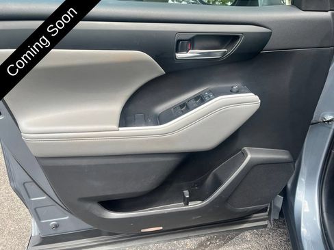 Used 2021 Toyota Highlander XLE AWD/4WD image 10