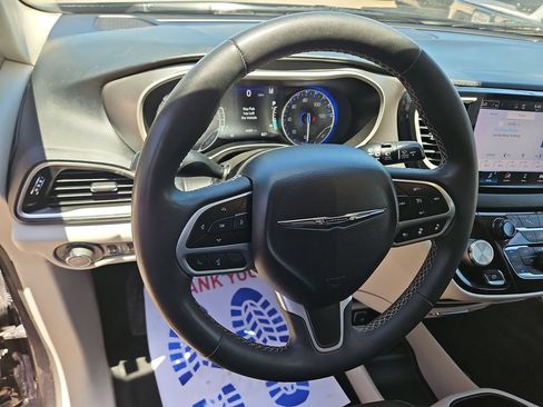 Used 2023 Chrysler Pacifica Touring-L FWD image 14