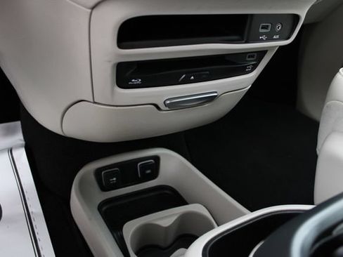 Used 2018 Chrysler Pacifica Touring-L Plus FWD image 22