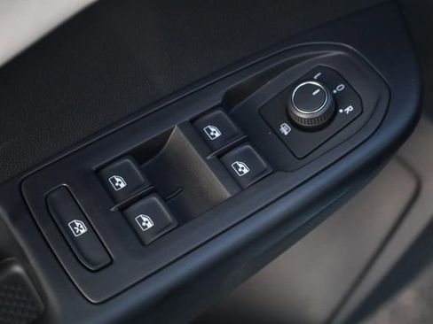 New 2026 Volkswagen Taos SE FWD image 11
