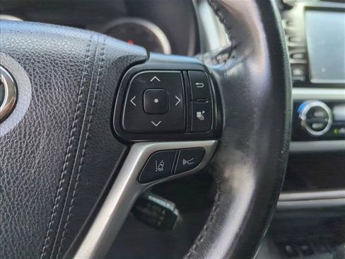 Used 2019 Toyota Highlander Limited FWD image 17