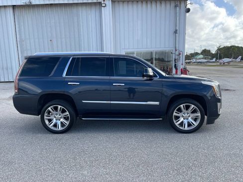 Used 2020 Cadillac Escalade Luxury RWD image 2